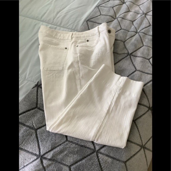 Chicos white jean capris Premium brand size one in excellent condition 5… - Picture 1 of 16